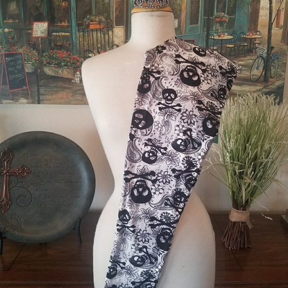 Skulls and bone leggings - Picture 2 of 3